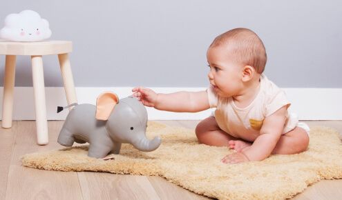 Bebé a brincar com um elefante da Little Big Friends 